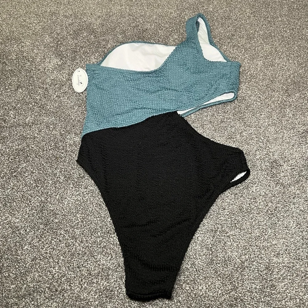 Lnadays bathing suit one piece size medium